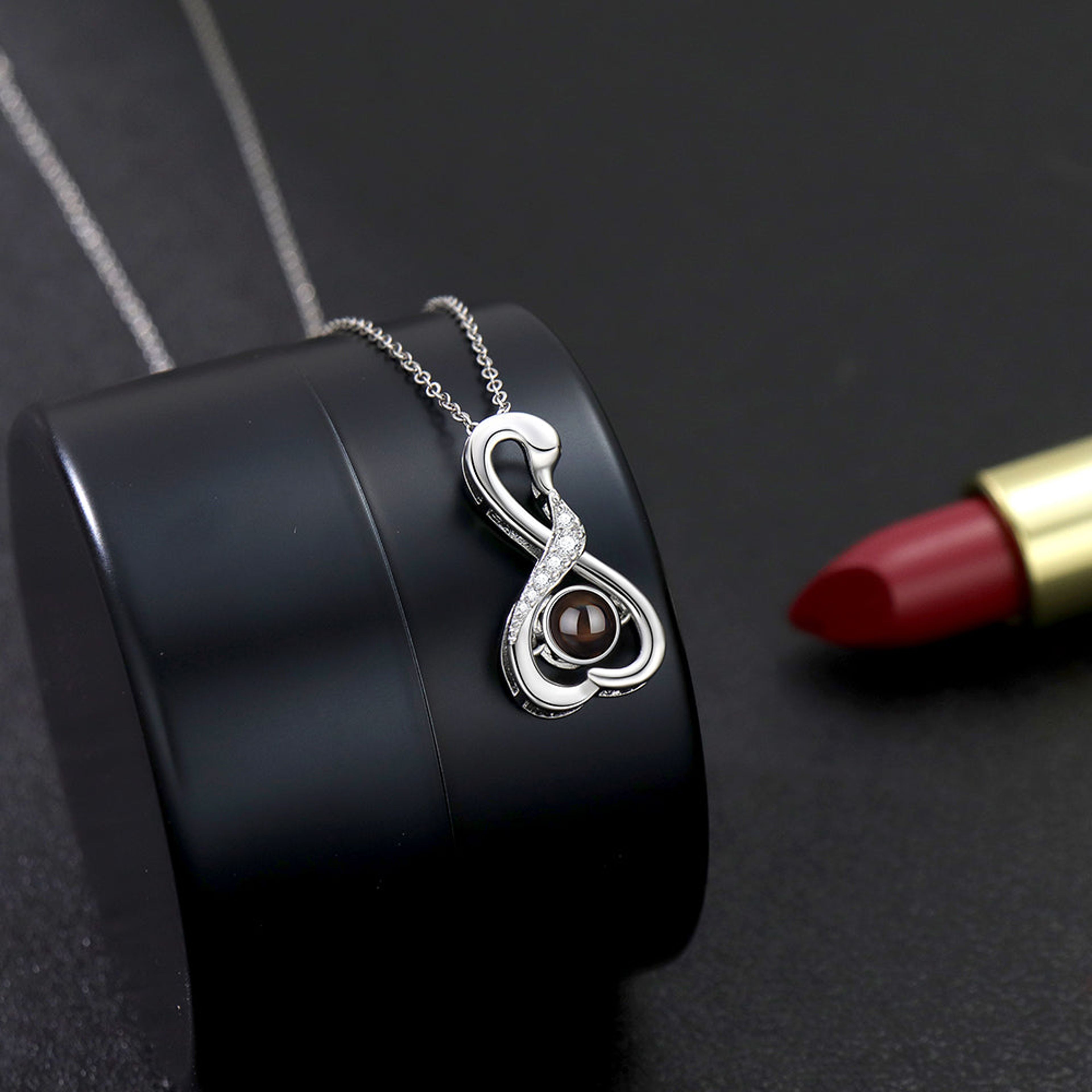 Personalisierte Foto Projektion Halskette - Unendliches Herz Zwei Schwäne küssen sich